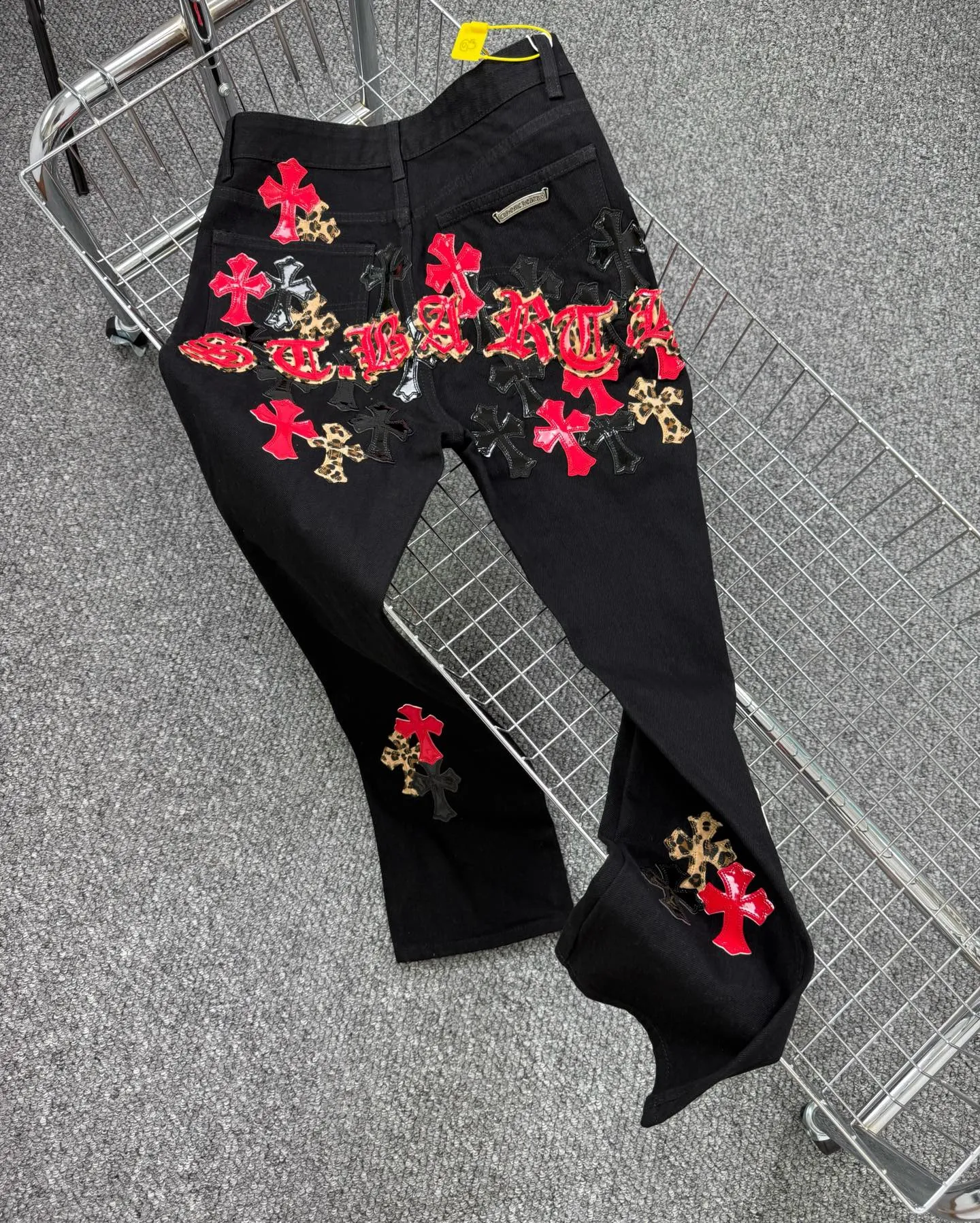 P240 Style No.: H836 ChromeHearts & ChromeHearts Patent Leather Spliced ​​Red Cross Spliced ​​Leather Straight Jeans Ceiling-Level Jeans A pair is hard to find at the counter‼ ️About Zangyin✅This is an extremely luxurious fashion brand that can also be called the aristocracy of the high street. It has always been an exclusive brand for some hipsters or rich second generations. The color of this model is already very eye-catching by using a unique washed material. It is decorated with pink patch cross flowers, which cleverly highlights the charm of the brand. Secondly, this model adopts a classic high-waist cut design, which highlights the long legs and fashionable temperament of the upper body. The brand is highly recognizable and the slim-fitting configuration is more suitable for daily wear. The personality will be fashionable and the specifications can be seen at a glance. Materials and technology ✅ Needless to say, this point goes without saying. As an excellent craftsman brand, Zangyin's requirements for details and craftsmanship are really perfect. The washed color of this model has gone through a lot of processes, not to mention the embellishment of the denim appliqués. It is also purely handmade and sewn. Just like what they believe in, only handmade things have soul and have the meaning of wearing. A top-notch heavy-duty fashionable denim item, recommended by both hands‼ ️ Size: 28, 30, 32, 34, 36 (S-XXL) Color: black